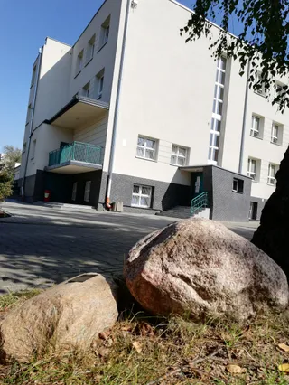 Mini lapidarium przy Szkole Podstawowej nr 6 w Pruszkowie