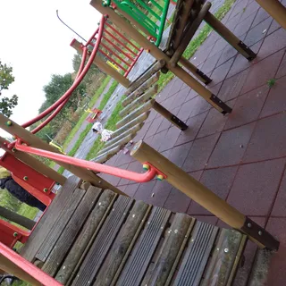 Plac zabaw, plaża i grill przy kościele.