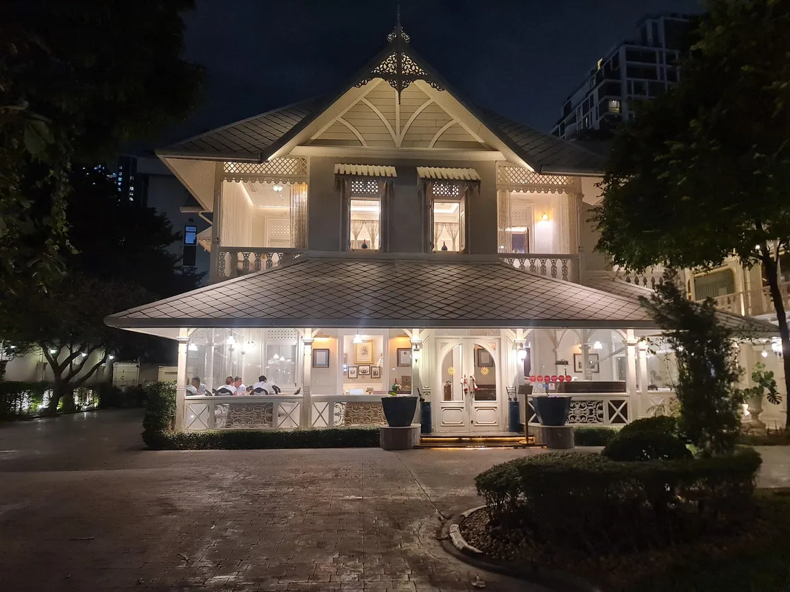Suriyasai Bar (Mekhong Museum Bar)