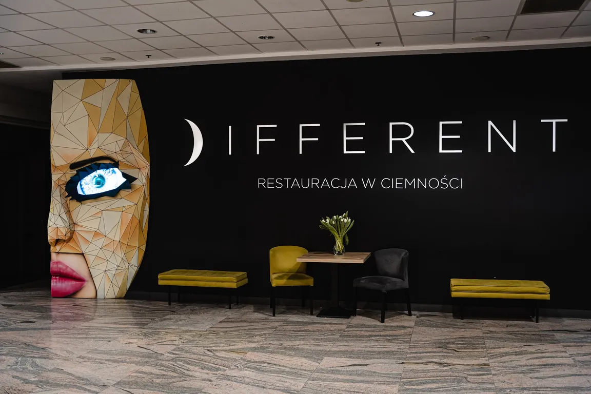 DIFFERENT restauracja w ciemności