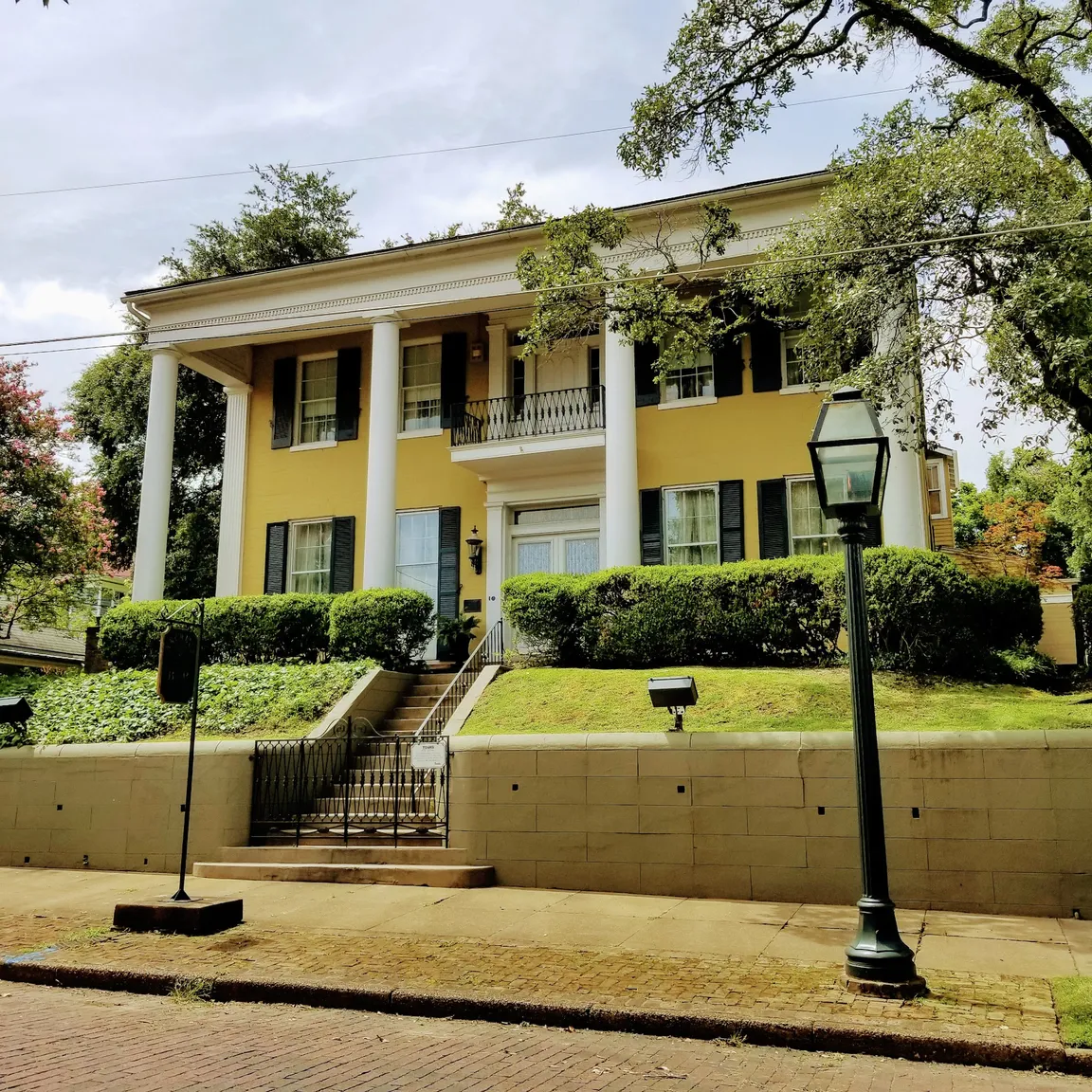 Anchuca Historic Mansion and Inn