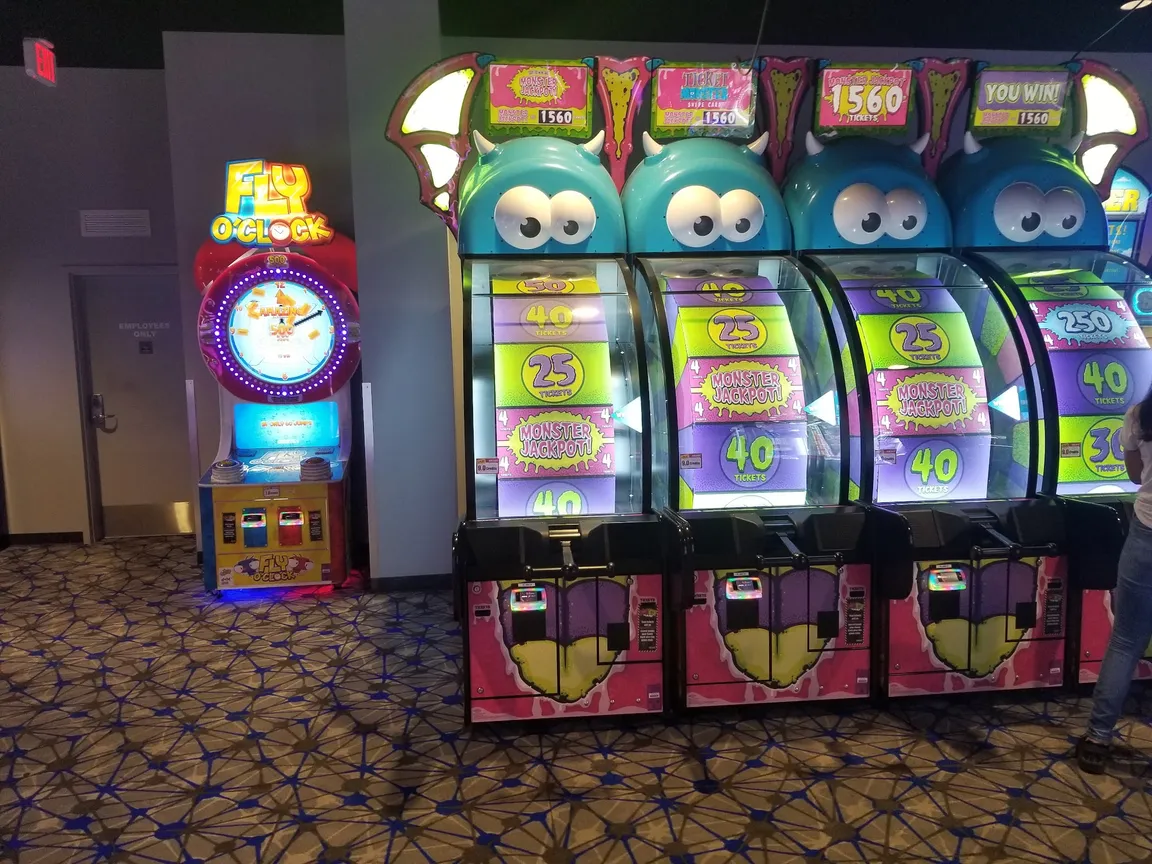 Round1 Bowling & Arcade North Riverside Park Mall