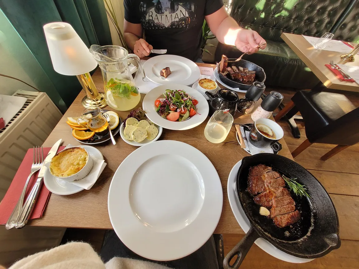 Delmonico - Steakhouse, Friends & Wine