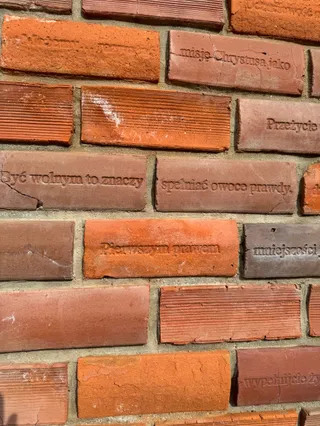 Lapidarium kościoła św. Piotra - Biblioteka Świętego Pielgrzyma (pomnik Jana Pawła II)