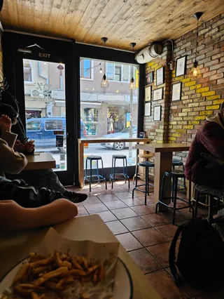 Skapto Burgers, Beers and Fries Shishman