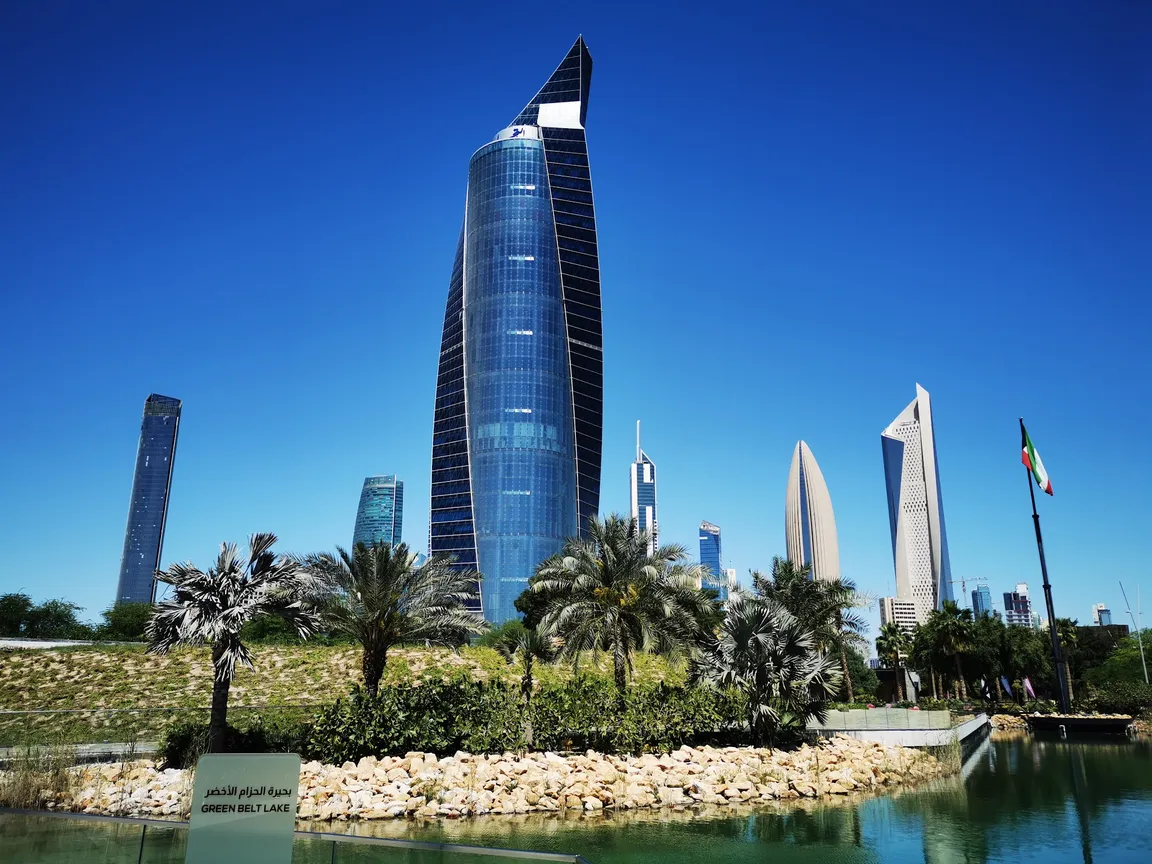 Al Shaheed Lake بحيرة حديقة الشهيد