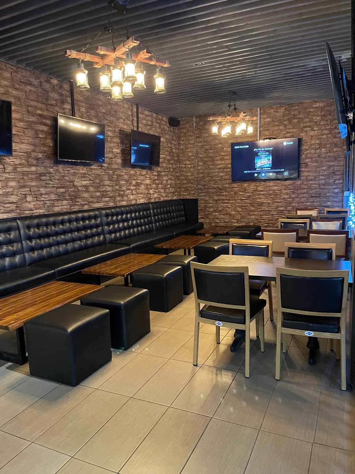 Gladi8or Pizza & Billiards