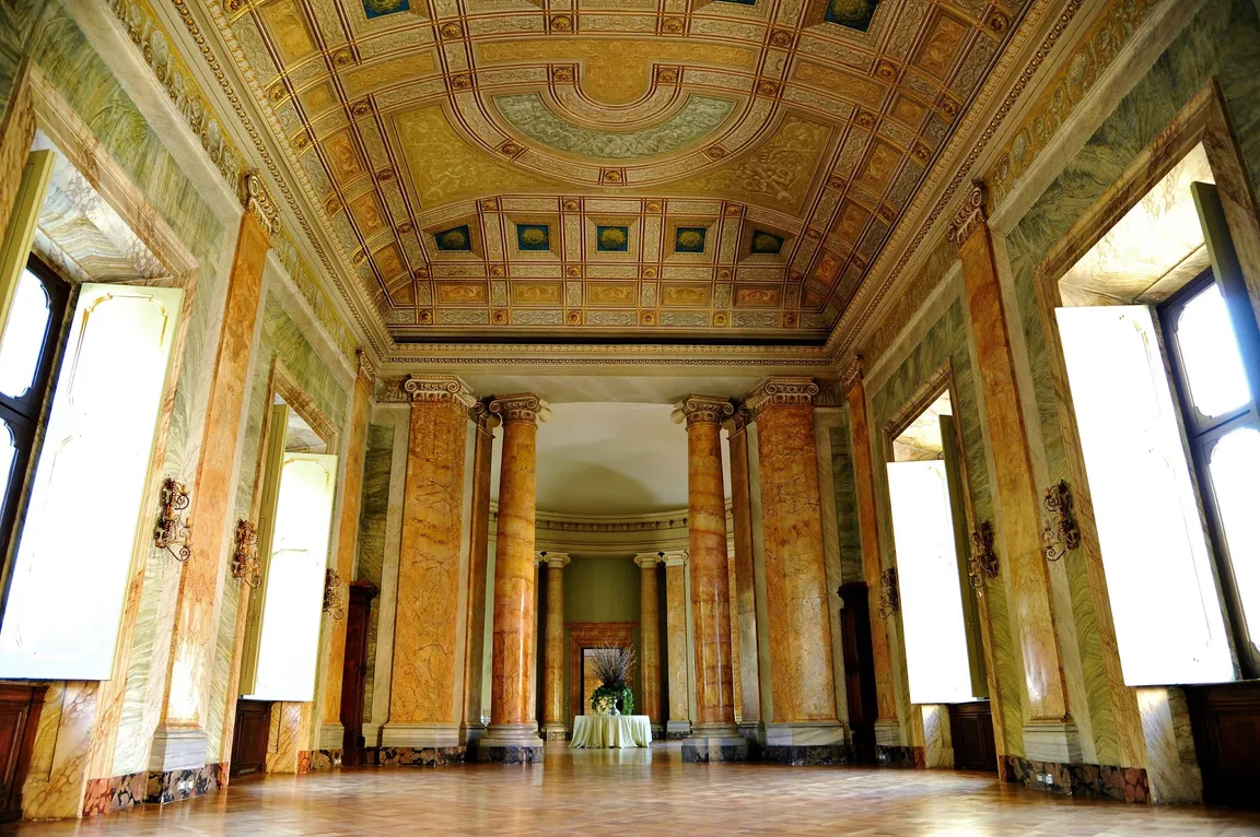 Cardinal Gallery