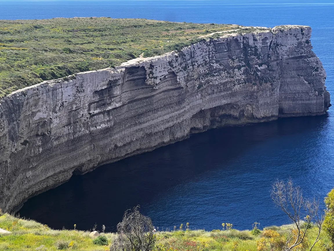 Klif nad jaskiniami