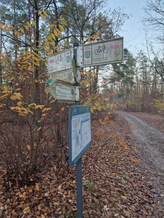 Drogowskaz turystyczny z mapą
