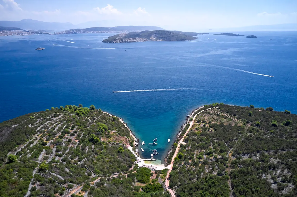 "Boat Tour from Trogir to Secret Underwater Museum: Private Beach & Resort