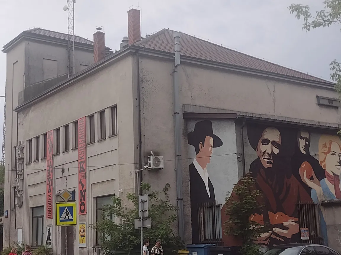 Mural "Stacja Pomarańczarka"