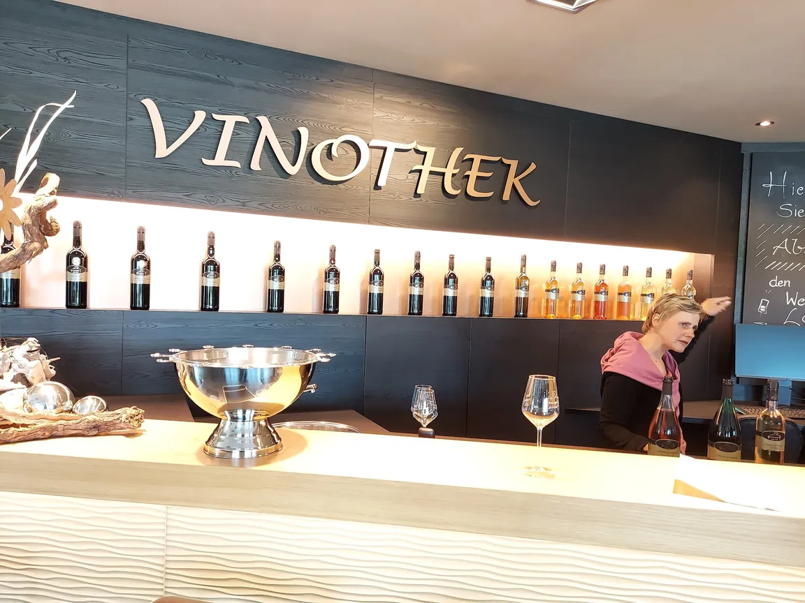 Weingut Schaaf + Ferienwohnungen + VINOMAT 24/7