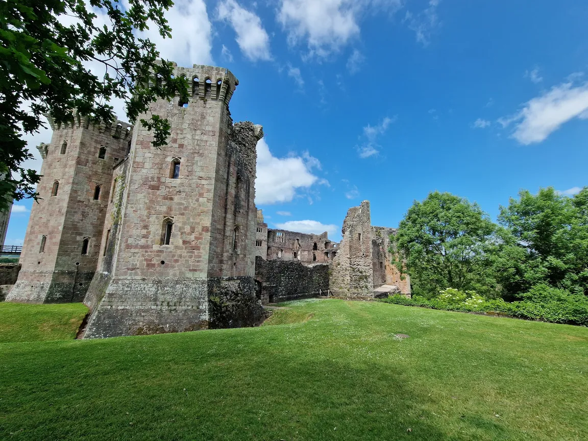 Castell Rhaglan / Raglan Castle