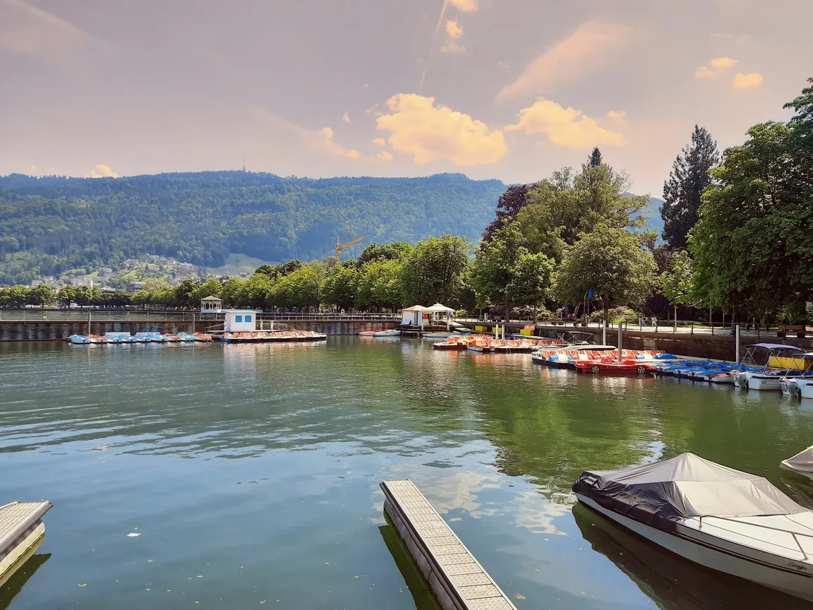 Seepromenade mit Hafenmole