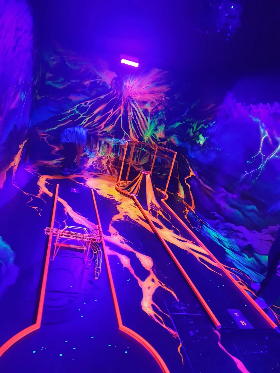 GlowZone Schwarzlicht 4D Minigolf Düsseldorf