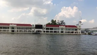 Ratchaworadit Pier (Tha Rat)