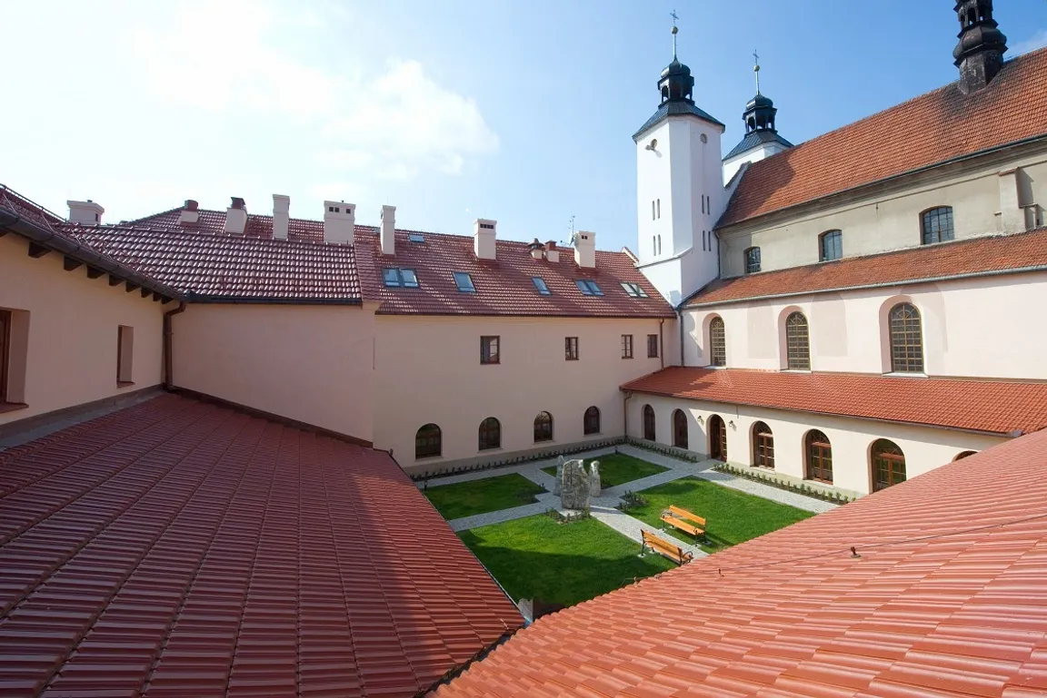 Dom Rekolekcyjny Św. Norberta, Klasztor w Hebdowie