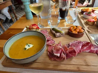 MAMIE ANGELE Chambres d'hôtes restaurant au centre de Saint antonin noble Val