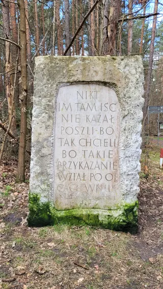 Obelisk z sentencją Edwarda Słońskiego