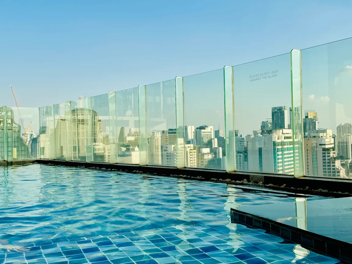 H2O Bar and Pool