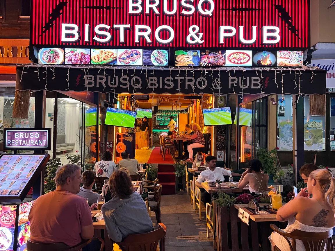 BrusQ Pub & Hookah Lounge