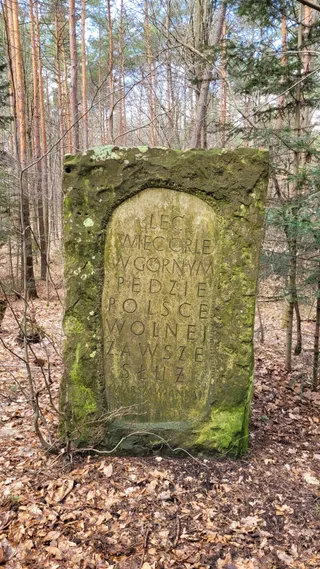 Obelisk z sentencją z "Warszawianki"