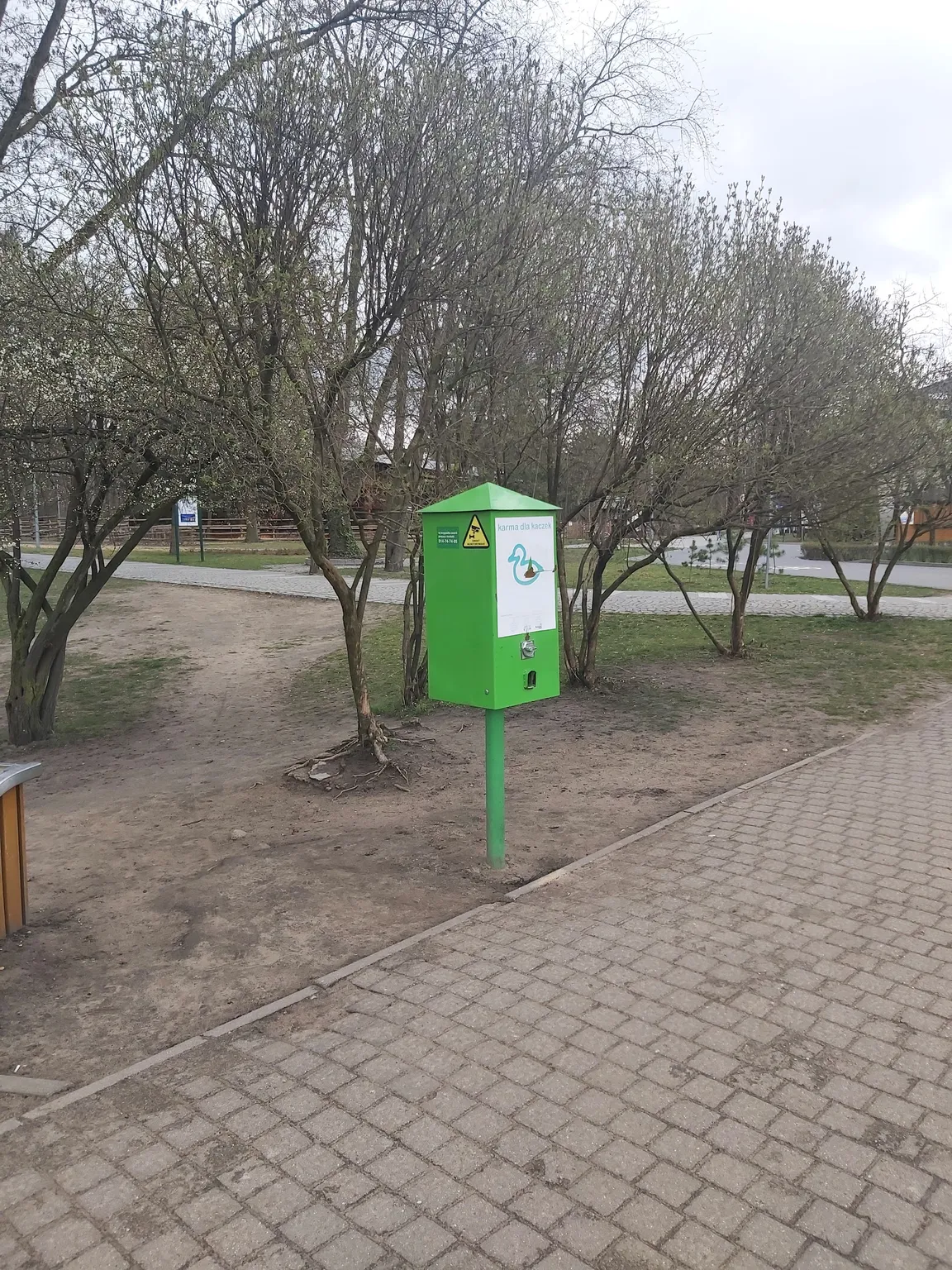 Automat z karmą dla kaczek
