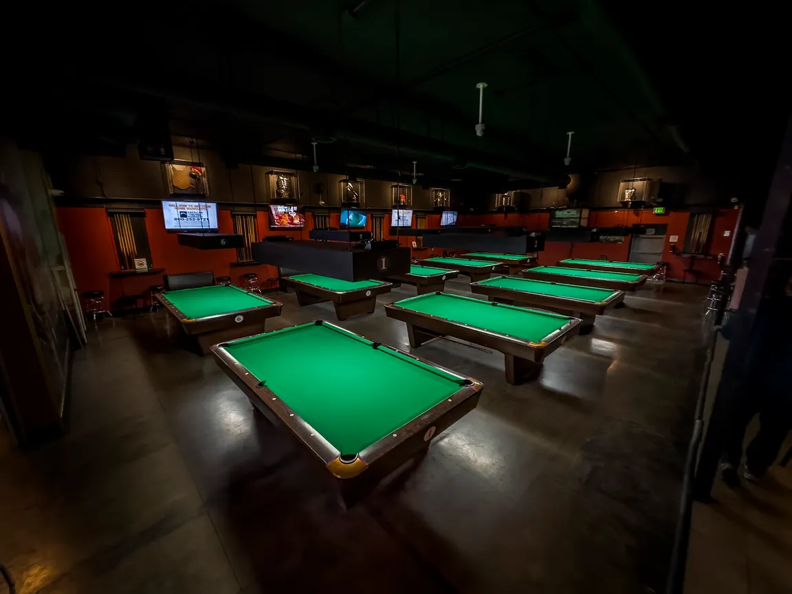 Gladi8or Pizza & Billiards
