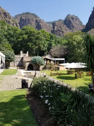Bajo La Montaña