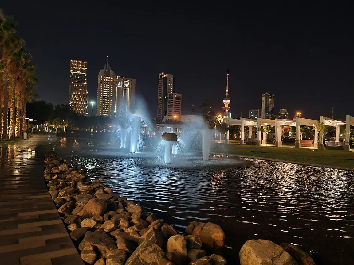 Al Shaheed Lake بحيرة حديقة الشهيد
