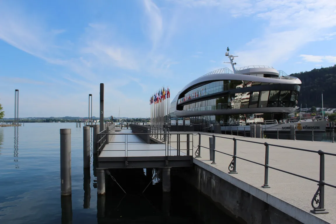 Seepromenade mit Hafenmole