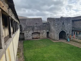 Llys a Chastell Tre-tŵr / Tretower Court and Castle