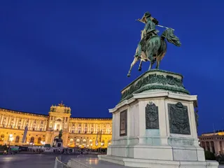 Konny pomnik Karola I Habsburga.