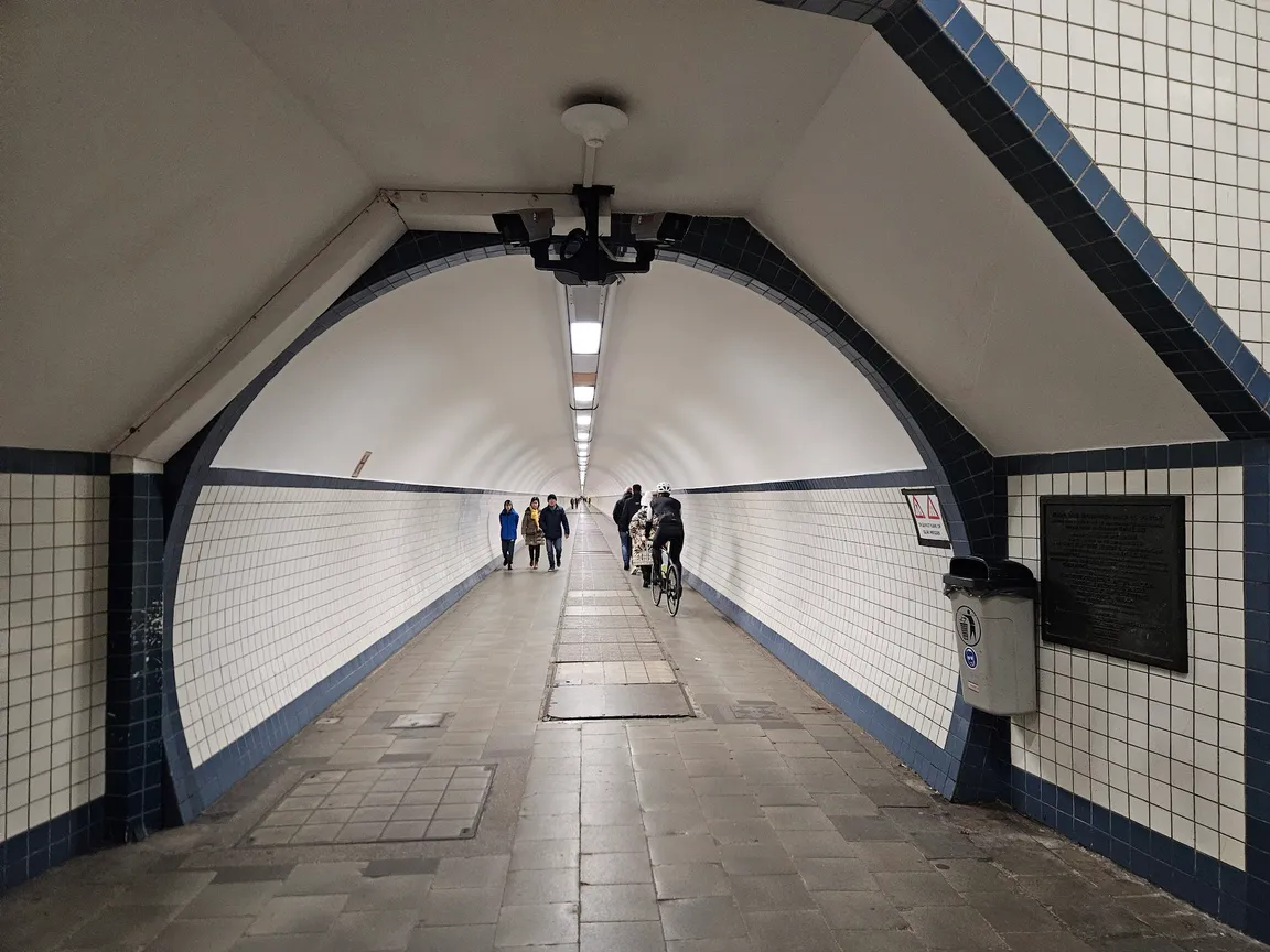 Sint-Annatunnel naar Linkeroever