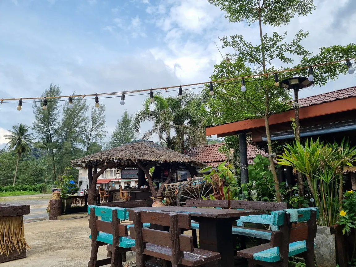 อีสานริมหาด Isarn Beachside Restaurant