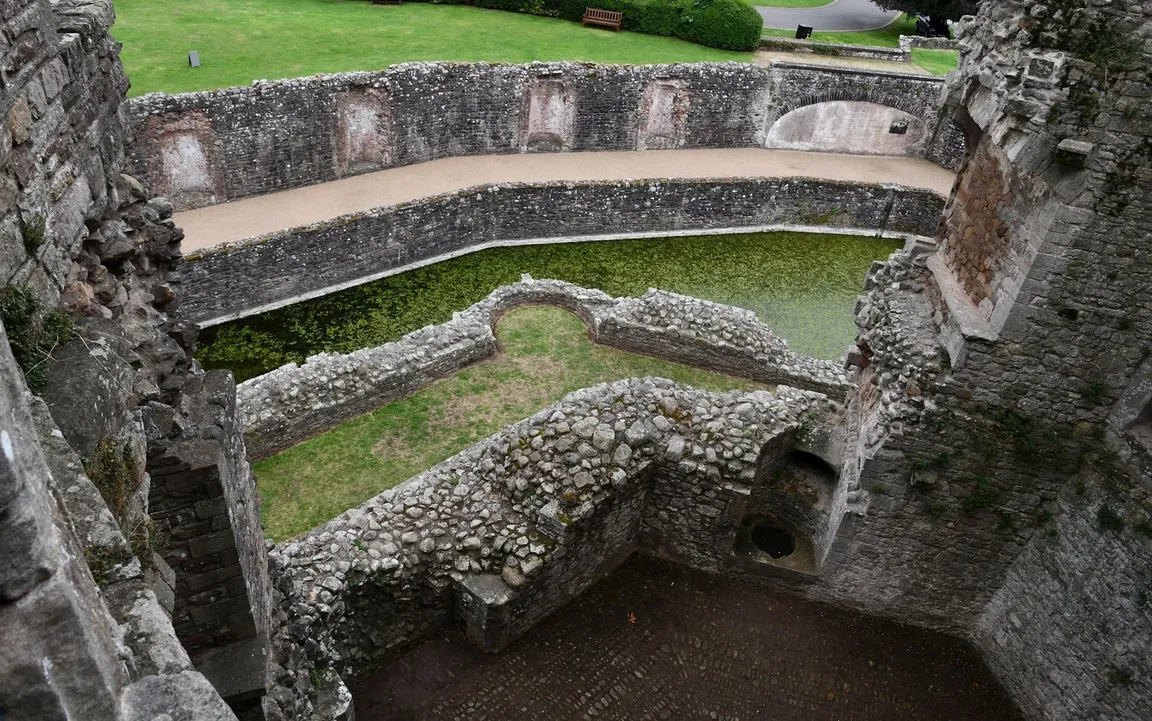Castell Rhaglan / Raglan Castle