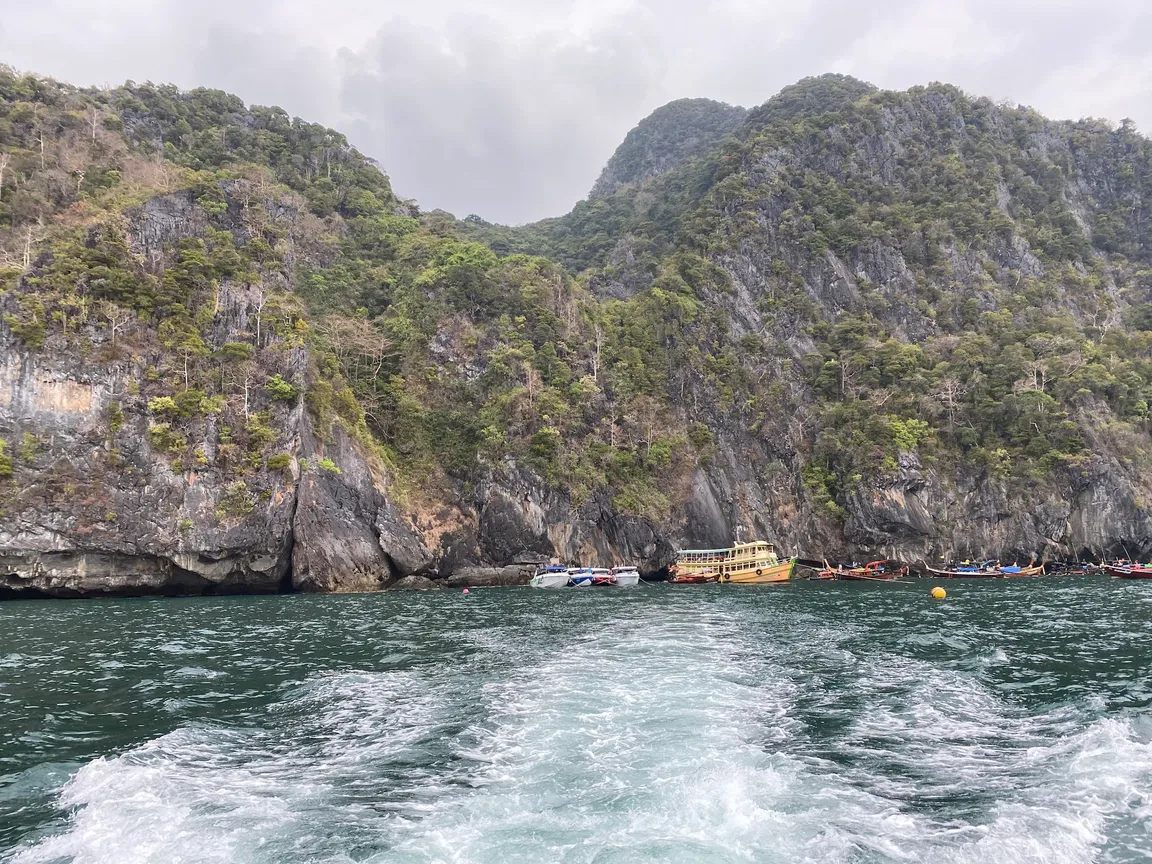 หาดสวรรค์ ในถ้ำมรกต เกาะมุก