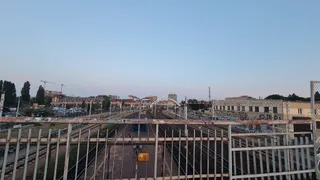 Kładka z widokiem na dźwigi stoczniowe