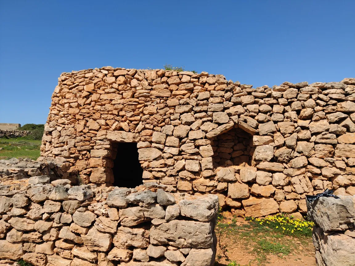 Girna - an old stone shelter
