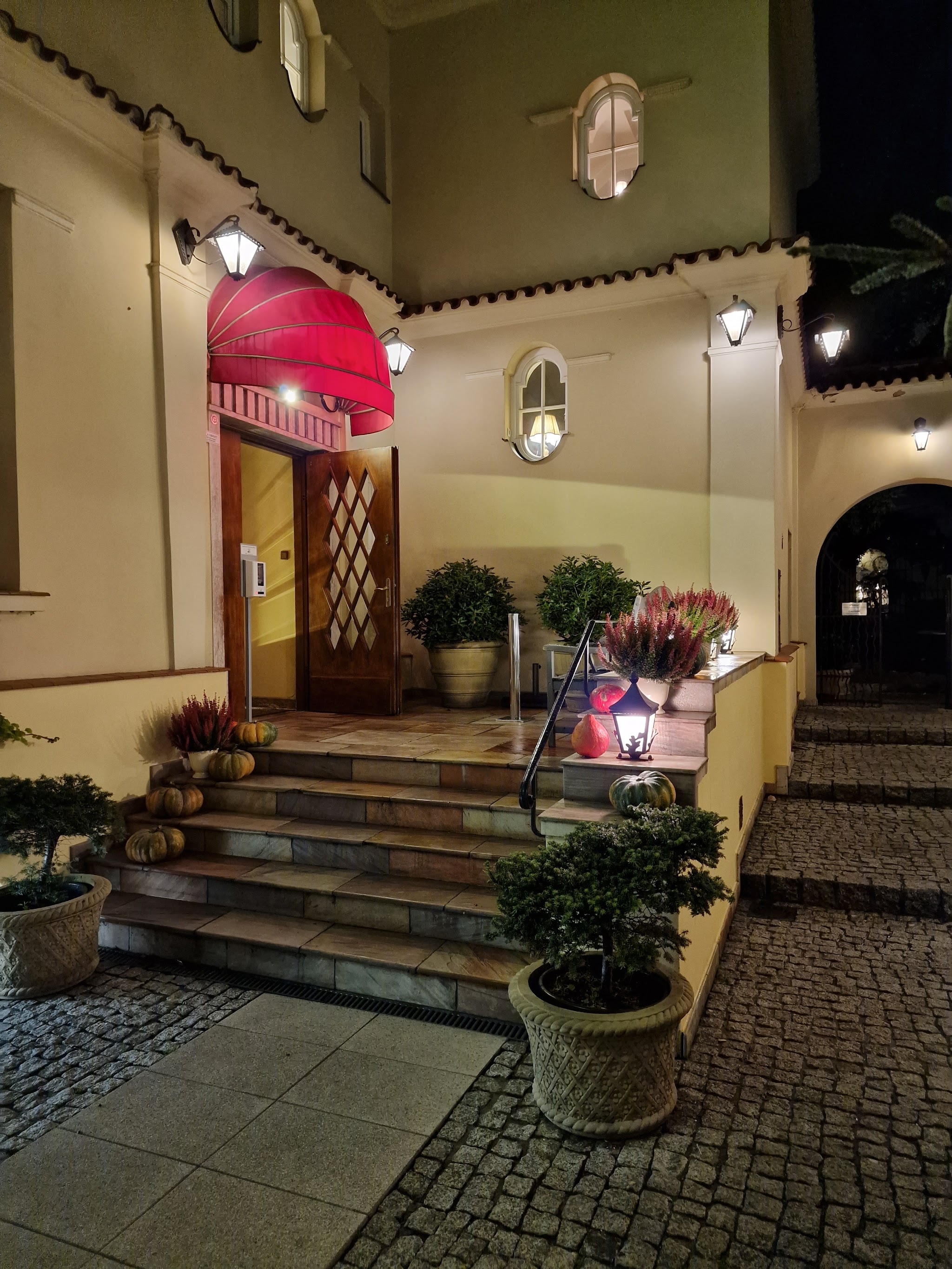 Restauracja Różana | Hopsa