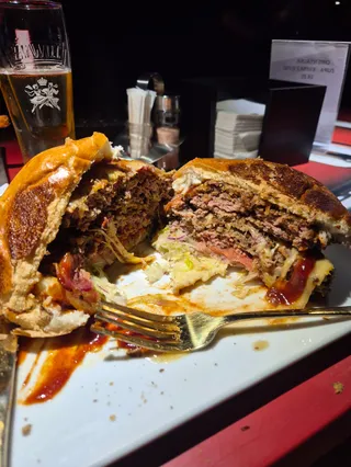 ANONIMUS BURGER & CLUB