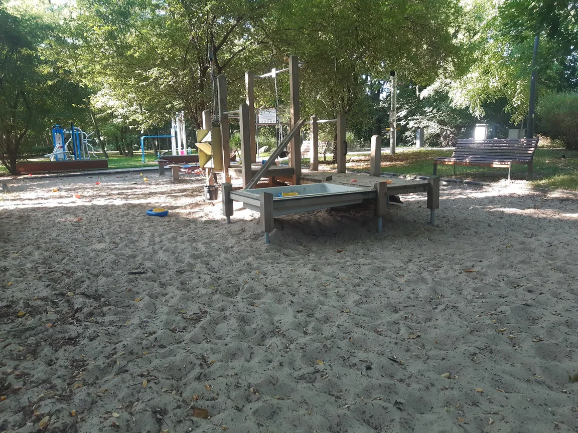 Plac zabaw nad rzeczką