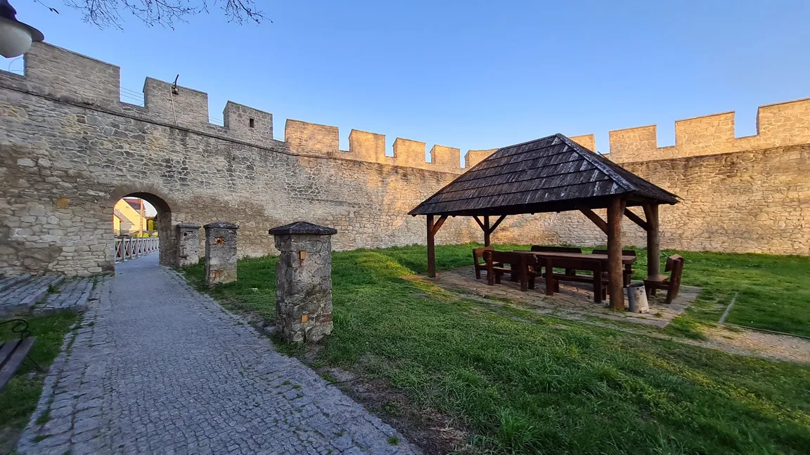 "Polskie Carcassonne" - średniowieczne miasto Szydłów