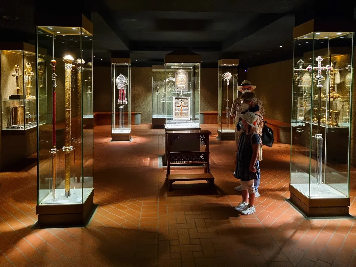Diozesanmuseum Limburg and Domschatz (Staurothek)