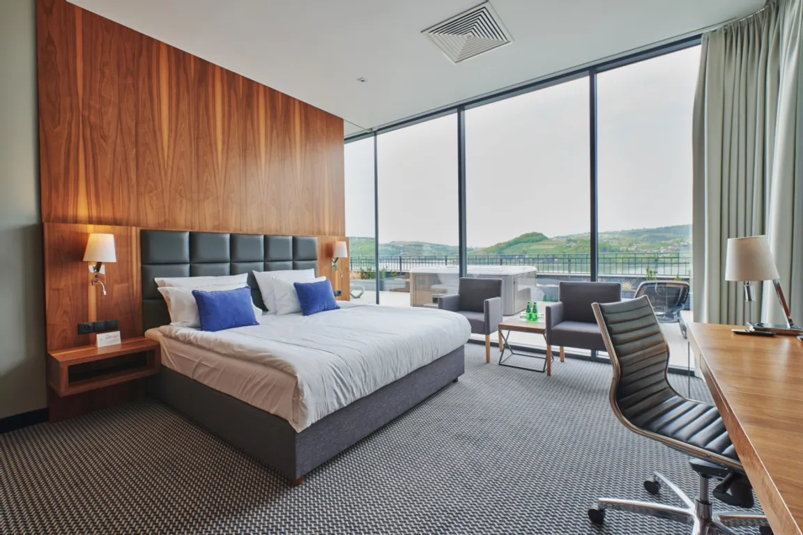 Heron Live Hotel