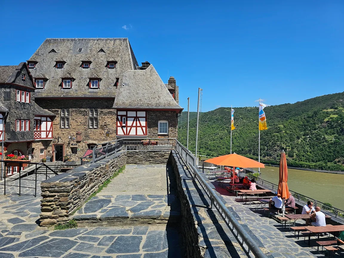 Biergarten in der Jugendherberge Burg Stahleck