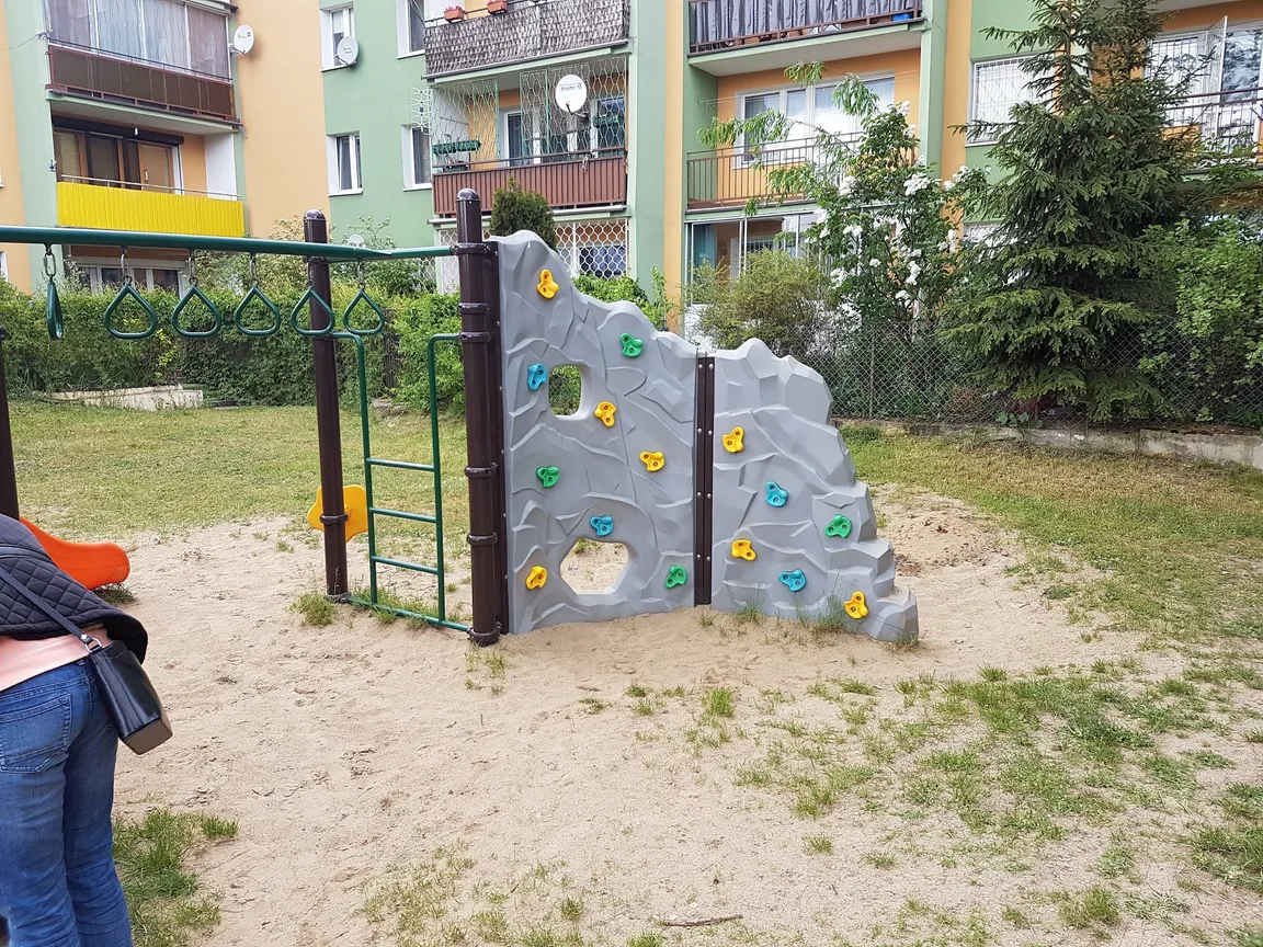 Plac zabaw za przychodnią