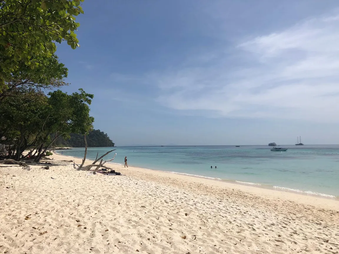 Koh Rok Yai Beach