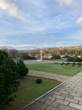 Centralni križ i kosturnica